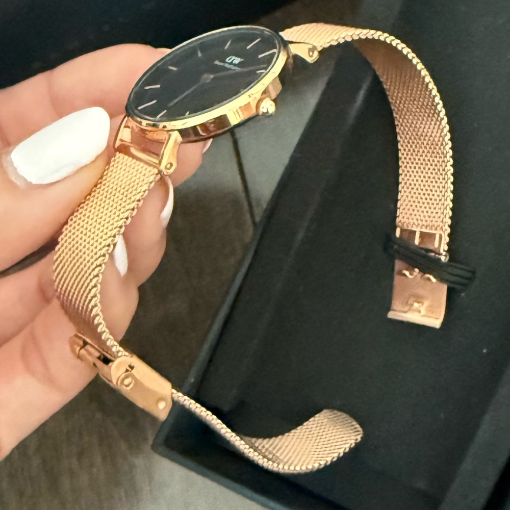 Daniel Wellington rose gold watch - Picture 2 of 4